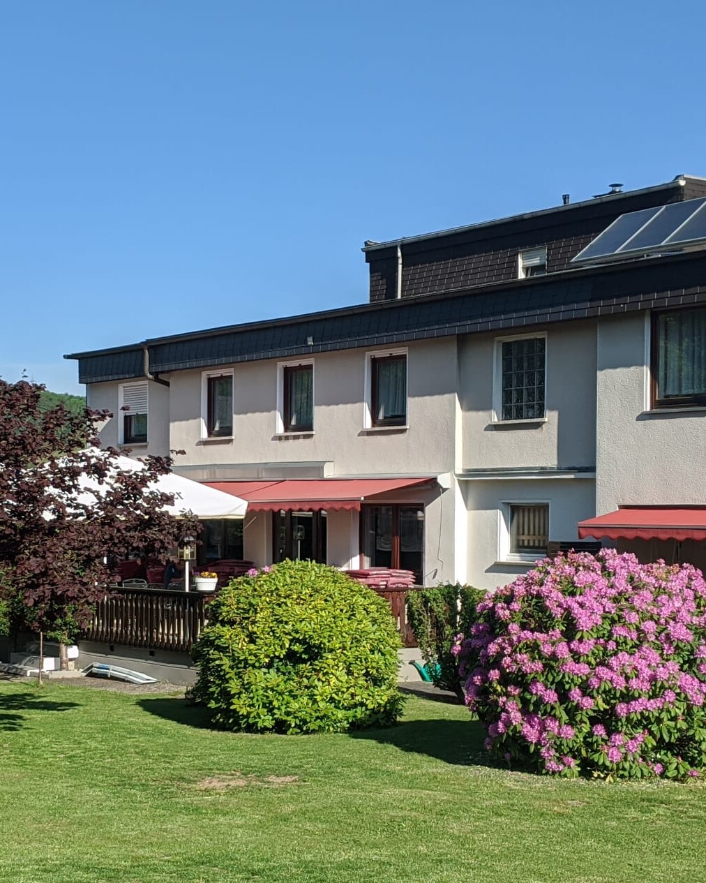 Garten mit Blick auf den äußeren Restaurantbereich